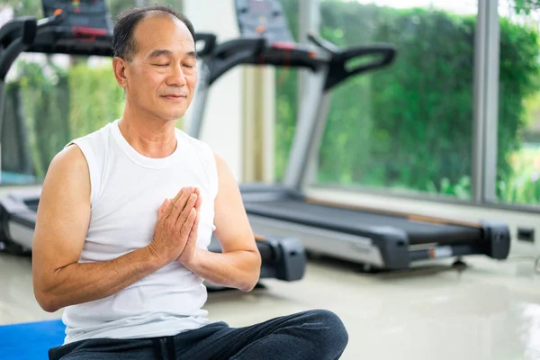 Uomo anziano pratica yoga in palestra fitness . — Foto Stock