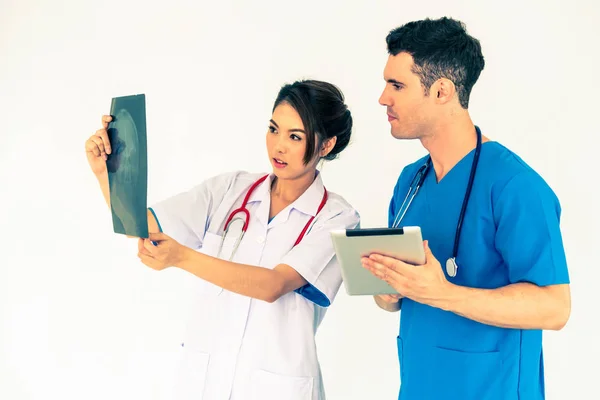 Médicos que trabajan con radiografías de la cabeza del paciente . — Foto de Stock