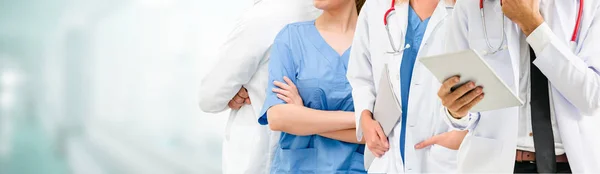 Médico que trabaja en el hospital con otros médicos . —  Fotos de Stock