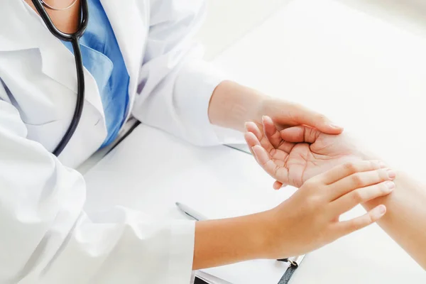 Femme médecin et patiente au bureau de l'hôpital — Photo