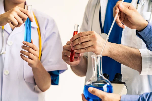 Grupo de científicos que trabajan en laboratorio químico . —  Fotos de Stock