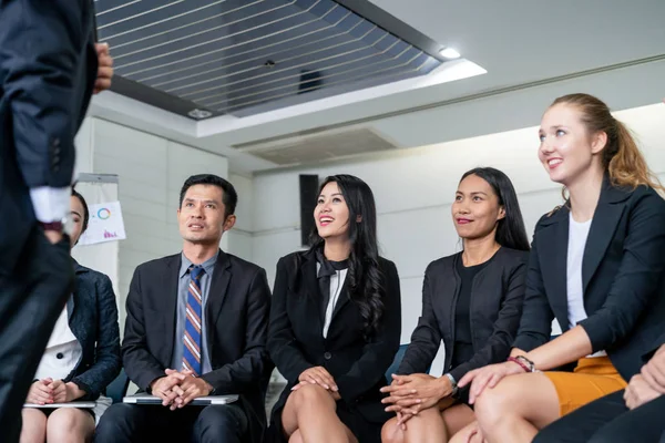 Jovem Asiático Caucasiano Audiência Sentado Ouvir Palestrante Grupo Reunião Apresentação — Fotografia de Stock