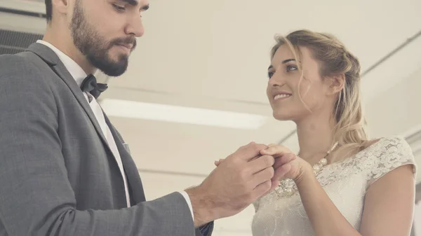 Noiva e noivo no vestido de noiva preparar cerimônia . — Fotografia de Stock