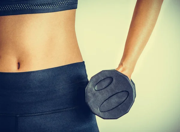 Treino de mulher desportiva com halteres . — Fotografia de Stock