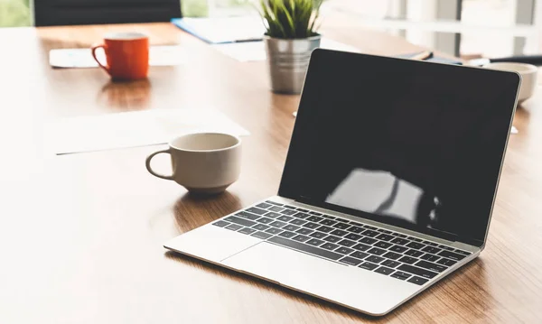 Computador portátil na mesa na sala de reuniões. — Fotografia de Stock