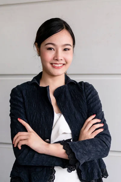 幸せなアジアのビジネスウーマンの肖像画 ビジネスの成功コンセプト — ストック写真