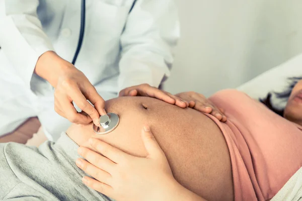 Mulher Grávida e Ginecologista Médica do Hospital — Fotografia de Stock