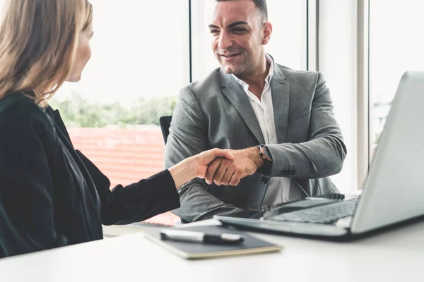 Empresário handshake empresária no escritório. — Fotografia de Stock