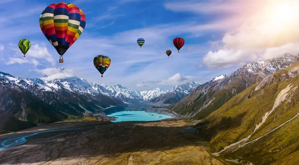 Naturaleza paisaje aire caliente globos festival en el cielo . —  Fotos de Stock