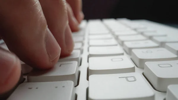Zbliżenie soft-focus palec pisania na klawiaturze. — Zdjęcie stockowe