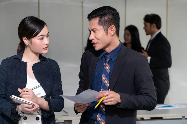 Businessman talking to businesswoman in meeting. — Stock Photo, Image