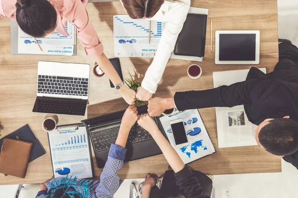 Trabajo en equipo gente de negocios se unen en la reunión. — Foto de Stock