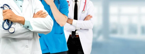 Arzt arbeitet im Krankenhaus mit anderen Ärzten zusammen. — Stockfoto