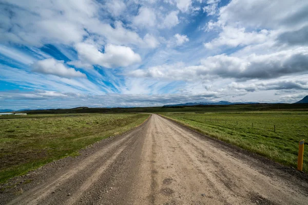 시골 풍경을 통해 빈 비포장 도로. — 스톡 사진