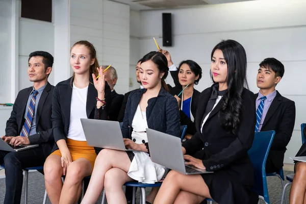 Mladí Asijští Bělošští Posluchači Sedí Poslouchají Řečníka Skupinové Prezentaci Kanceláři — Stock fotografie