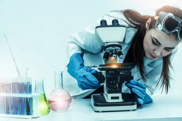 Mulher cientista trabalhando em laboratório de química . — Fotografia de Stock