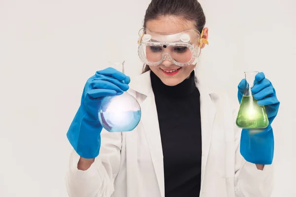 Kobieta naukowiec pracujący w laboratorium chemik. — Zdjęcie stockowe