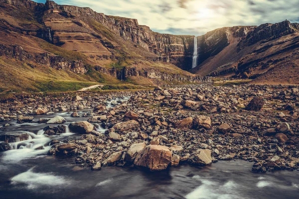 Krásný Hengifossův vodopád na východním Islandu. — Stock fotografie