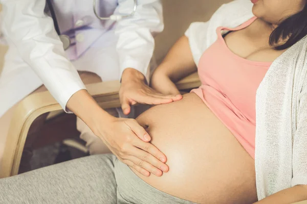 Gravid kvinna och gynekolog doktor vid sjukhuset — Stockfoto