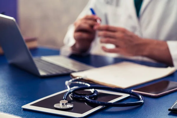 Arzt arbeitet im Krankenhausbüro. — Stockfoto