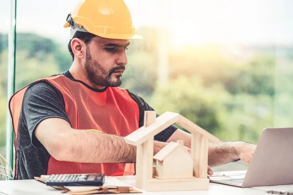 Joven arquitecto o ingeniero que trabaja en el escritorio . — Foto de Stock