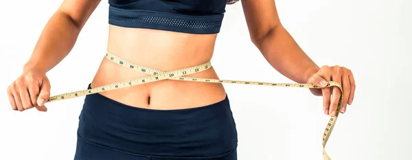 Close up shot donna con corpo sottile misurazione del busto — Foto Stock