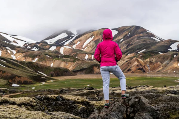 Caminhada de viajantes em Landmannalaugar Islândia Highland — Fotografia de Stock