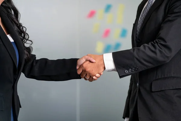 Empresários aperto de mão acordo no escritório. — Fotografia de Stock