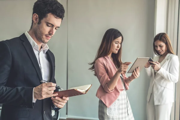 Empresario leyendo libro en oficina de negocios . — Foto de Stock