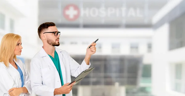 Ärzte arbeiten mit Kollegen im Krankenhaus zusammen. — Stockfoto