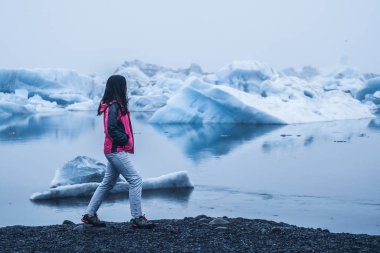 Izlanda 'da Jokulsarlon buzul lagünü seyahat.