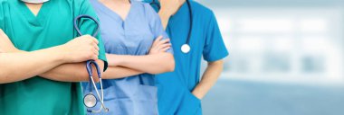 Doktor diğer doktorlar ile hastanede çalışıyor.