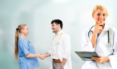 Doktor diğer doktorlar ile hastanede çalışıyor.