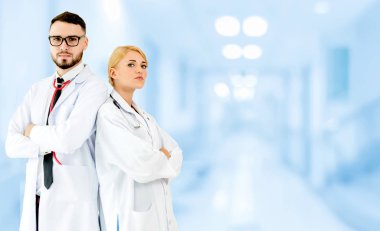 Doktorlar iş arkadaşlarıyla hastanede çalışıyorlar..