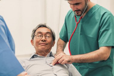 Doktor ekibi kıdemli yetişkin hasta bakımı.