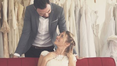 Gelin ve damat gelinlik töreni hazırlamak.
