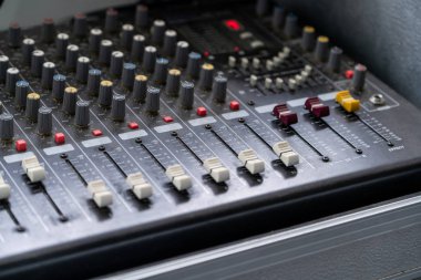 Amplifikatör mikser ve ekolayzırın yakın çekim.