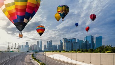 Sıcak hava balonu festivali ile Urban cityscape.