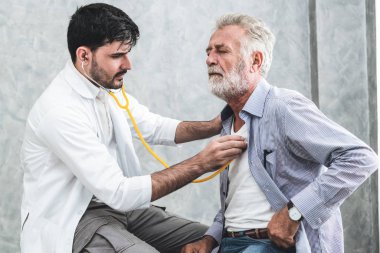 Kıdemli hasta hastanede doktor ziyaret.