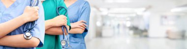 Doktor diğer doktorlar ile hastanede çalışıyor.