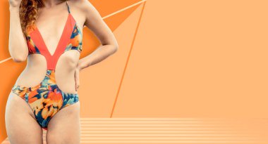 Renkli arka planda poz veren mayolu kadın.