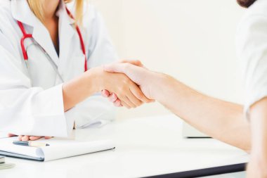 Doktor hastanede hasta ile el sıkışmak.