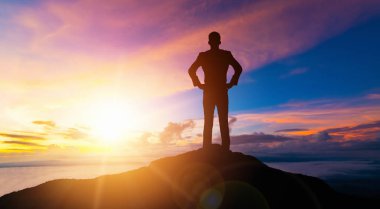 Başarı ve İş Hedefi Başarı Konsepti - İkonik grafik arayüzü olan yaratıcı iş adamları, iş başarısına verilen çalışan ödüllerini gösteriyor.