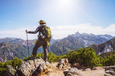 Yürüyüşçü Japonya'da dağda trekking etkinliği yapmak.