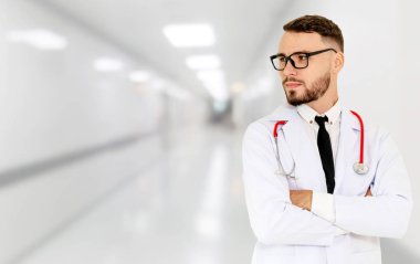 Hastanede çalışan genç erkek doktor..