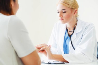 Kadın Doktor ve Kadın Hasta Hastane Ofisinde