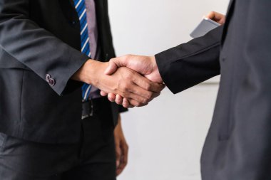 İş adamlarının el sıkışma anlaşması.
