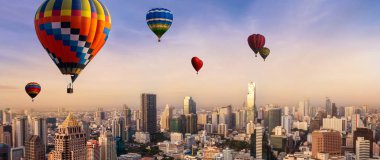 Sıcak hava balonu festivali ile Urban cityscape.