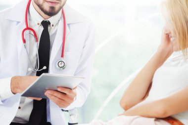 Hastane Ofisinde Erkek Doktor ve Kadın Hasta