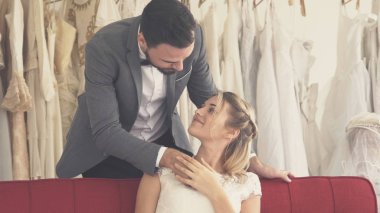 Gelin ve damat gelinlik töreni hazırlamak.